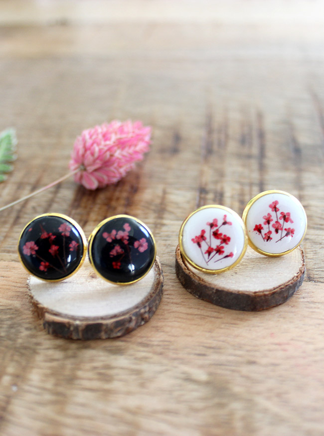 Schema  polymer resin earstuds with small flowers