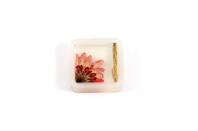 Resin pendant with flower and wood inclusion : Step 3