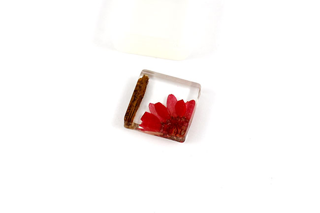 Resin pendant with flower and wood inclusion : Step 4