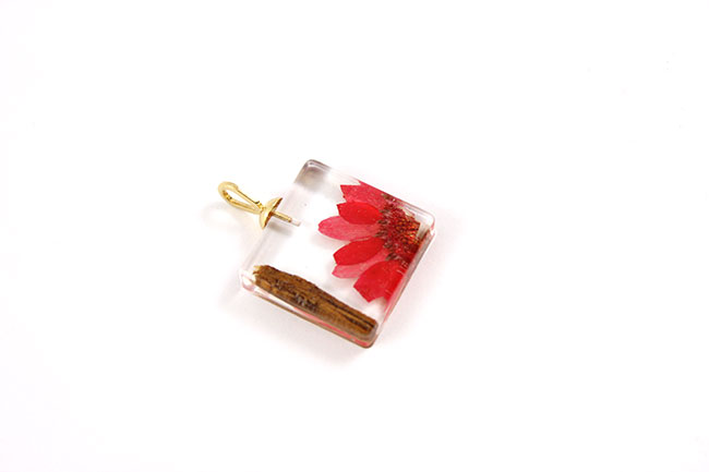Resin pendant with flower and wood inclusion : Step 6