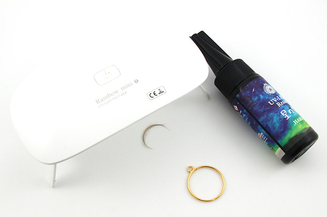 Gold-plated resin pendant with a lock of baby's hair : Step 1