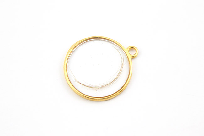 Gold-plated resin pendant with a lock of baby's hair : Step 2