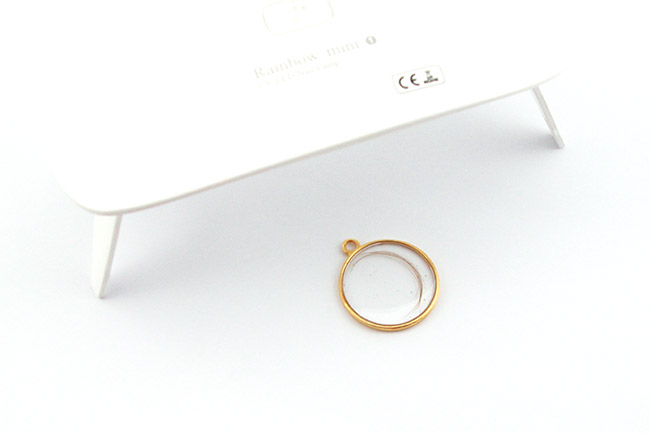 Gold-plated resin pendant with a lock of baby's hair : Step 3