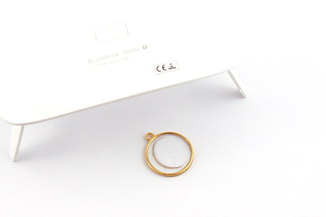 Gold-plated resin pendant with a lock of baby's hair : Step 4