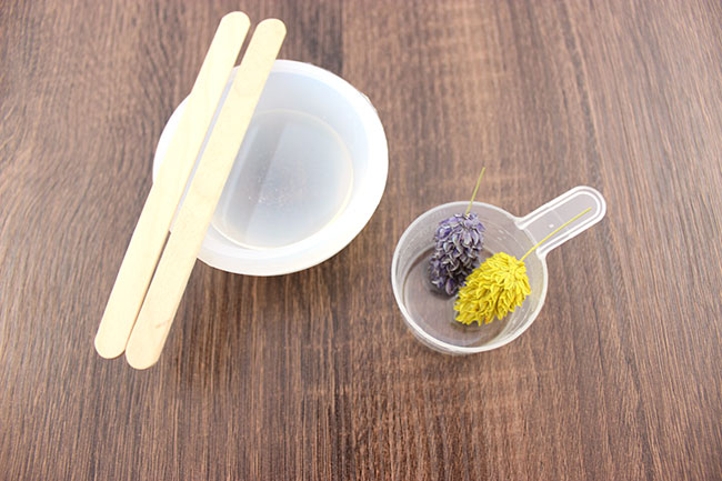 Resin paper-press ball with dried flower inclusion : Step 2