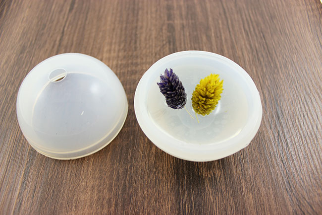 Resin paper-press ball with dried flower inclusion : Step 4