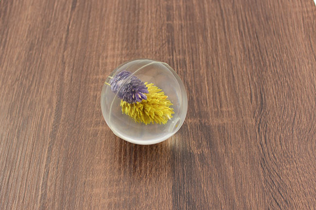 Resin paper-press ball with dried flower inclusion : Step 5