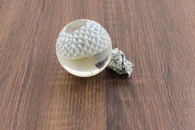 Resin paper-press ball with dried flower inclusion : Step 6