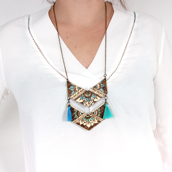 Sautoir with chevron insert in pyrographed wood