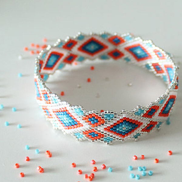 Bracelet bangle DIY tissage peyote circulaire avec des perles de verre Miyuki Delicas Bracelet bangle DIY tissage peyote circulaire avec des perles de verre Miyuki Delicas