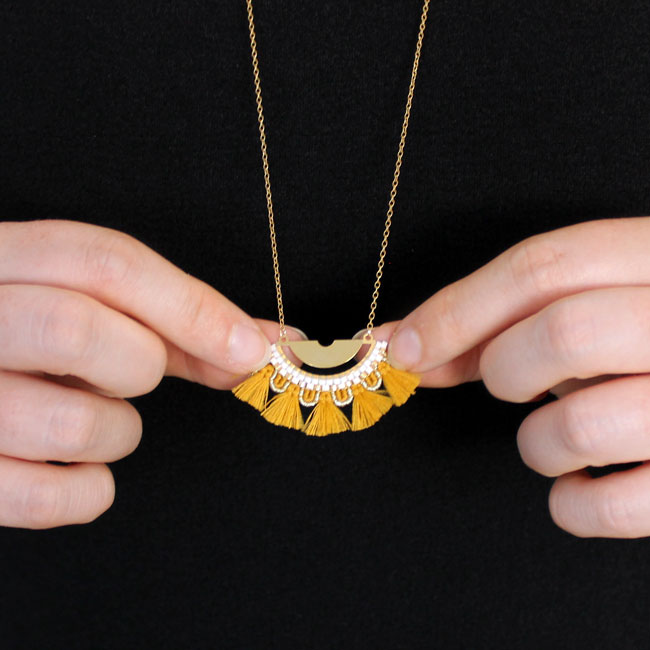 Intermediate half-circle lapel with Miyuki weave and final pompons Sautoir intercalaire demi cercle tissage Miyuki et galon pompons final