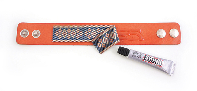 Tissage Peyote impaire sur manchette en cuir 4