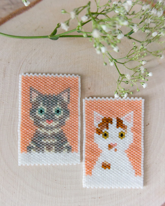 Schema White and red polaroid pattern peyote weave Schema White and red polaroid pattern peyote weave