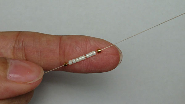 DIY peyote woven ring crossed in miyuki beads : Step 1 DIY peyote woven ring crossed in miyuki beads : Step 1