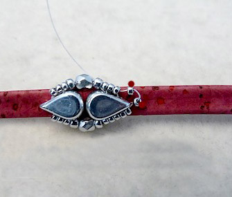 Les Copines bracelet with Amos® glass beads and double cork lace : Step 10 Les Copines bracelet with Amos® glass beads and double cork lace : Step 10