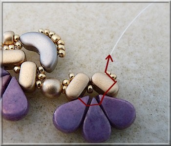 Amos®, Arcos® and Ios® glass beads necklace by Puca : Step 14