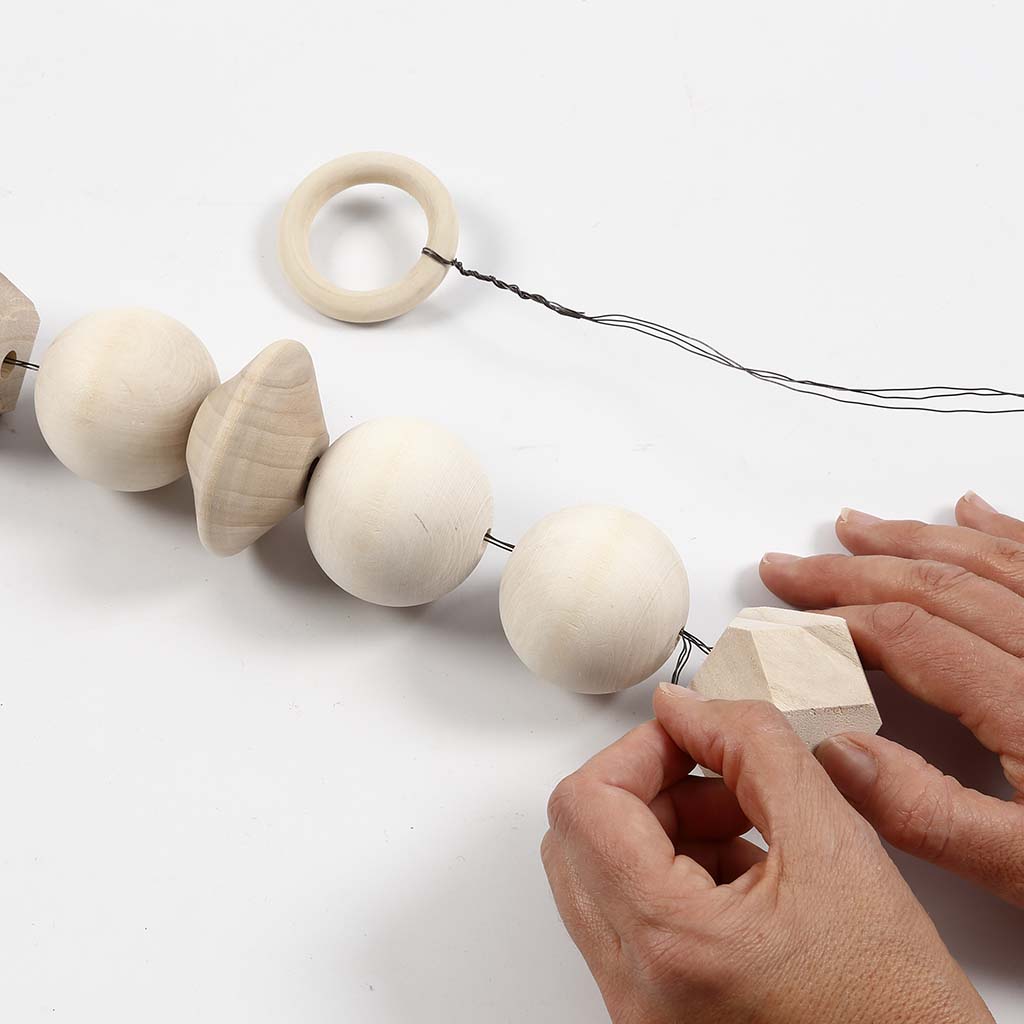 diy-deco-suspension-photo-beaded-wood-02