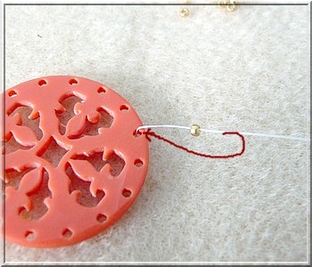 Schéma gratuit Puca pendentif Cheyenne tissage de perles en verre tchèques Arcos et Minos autour d'un intercalaire multirangs ajouré en plexiglas