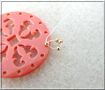 Cheyenne openwork plexiglass pendant with glass beads by Puca : Step 4