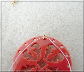 Cheyenne openwork plexiglass pendant with glass beads by Puca : Step 6