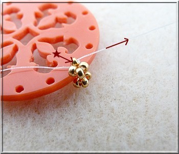 Cheyenne openwork plexiglass pendant with glass beads by Puca : Step 8