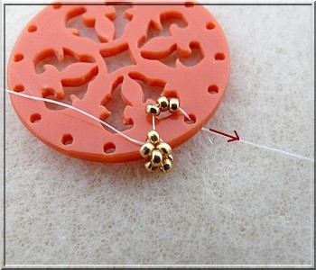 Cheyenne openwork plexiglass pendant with glass beads by Puca : Step 9