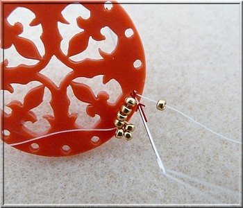 Schéma gratuit Puca pendentif Cheyenne tissage de perles en verre tchèques Arcos et Minos autour d'un intercalaire multirangs ajouré en plexiglas