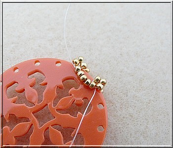 Cheyenne openwork plexiglass pendant with glass beads by Puca : Step 12