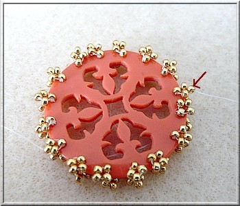 Schéma gratuit Puca pendentif Cheyenne tissage de perles en verre tchèques Arcos et Minos autour d'un intercalaire multirangs ajouré en plexiglas