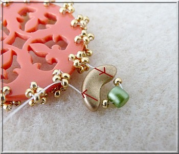 Schéma gratuit Puca pendentif Cheyenne tissage de perles en verre tchèques Arcos et Minos autour d'un intercalaire multirangs ajouré en plexiglas