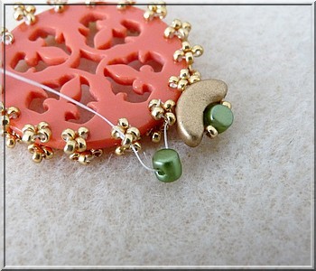 Cheyenne openwork plexiglass pendant with glass beads by Puca : Step 15