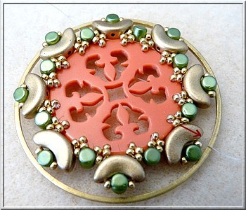 Cheyenne openwork plexiglass pendant with glass beads by Puca : Step 16