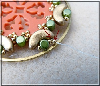 Cheyenne openwork plexiglass pendant with glass beads by Puca : Step 17