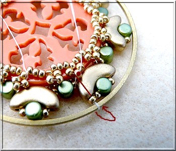 Cheyenne openwork plexiglass pendant with glass beads by Puca : Step 18