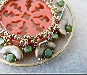 Cheyenne openwork plexiglass pendant with glass beads by Puca : Step 19