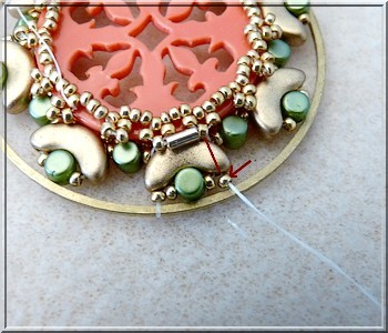 Schéma gratuit Puca pendentif Cheyenne tissage de perles en verre tchèques Arcos et Minos autour d'un intercalaire multirangs ajouré en plexiglas