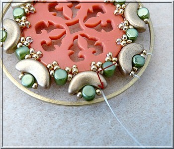 Schéma gratuit Puca pendentif Cheyenne tissage de perles en verre tchèques Arcos et Minos autour d'un intercalaire multirangs ajouré en plexiglas