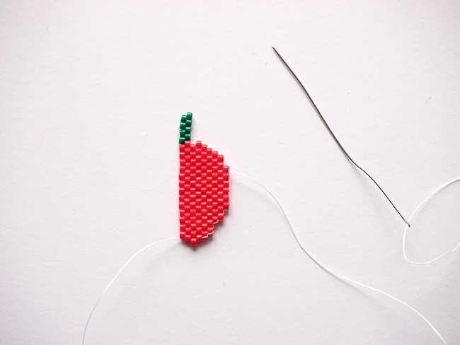 Big Apple brooch with brick stitch weave : Step 2