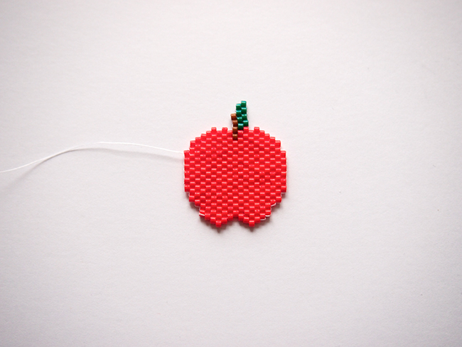 Big Apple brooch with brick stitch weave : Step 3