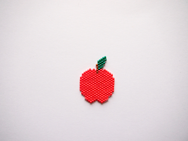 Big Apple brooch with brick stitch weave : Step 4