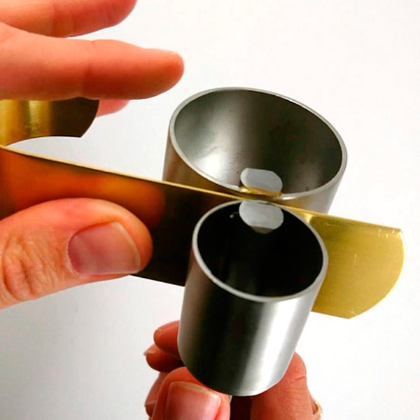 Schema Demonstration tool: use of the double cylinder pliers to form jewelry Schema Demonstration tool: use of the double cylinder pliers to form jewelry