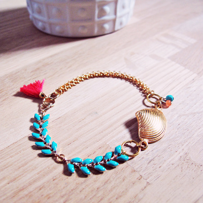 Seashell bracelet chain and pompon Seashell bracelet chain and pompon