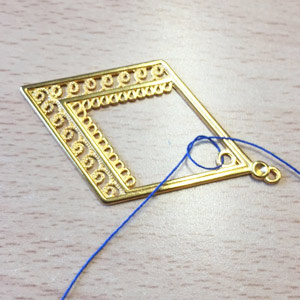 Lizbeth taut wire earrings : Step 1