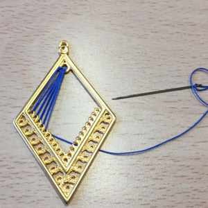 Lizbeth taut wire earrings : Step 2