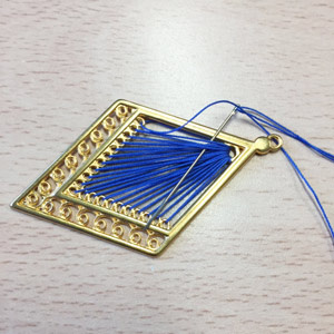 Lizbeth taut wire earrings : Step 3