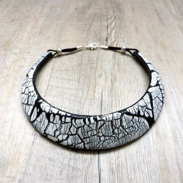 Schema Create an ethnic plastron collar in polymer clay with a crackle effect Schema Create an ethnic plastron collar in polymer clay with a crackle effect