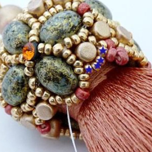 Etape 48 - Pompon Puca perles en verre Samos et Minos par Puca