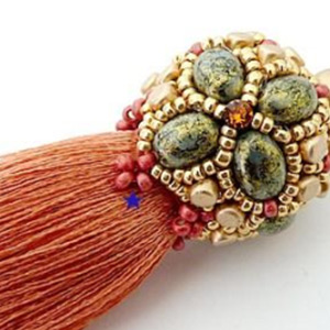 Etape 50 - Pompon Puca perles en verre Samos et Minos par Puca