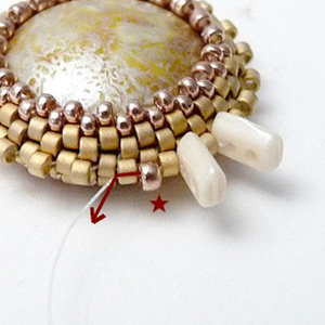 &eacute;tape 10 - boucles d'oreilles Aliona cabochon et perles en verre Piros par Puca &reg;