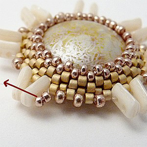 &eacute;tape 13 - boucles d'oreilles Aliona cabochon et perles en verre Piros par Puca &reg;